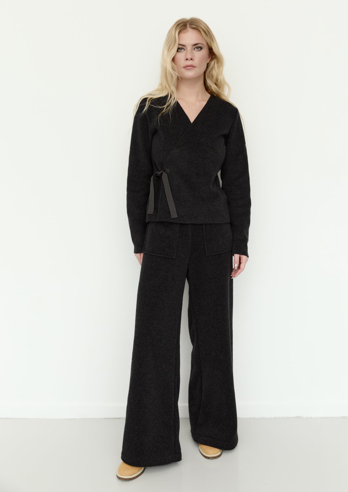 HENRIETTE STEFFENSEN COPENHAGEN FLARE HOSEN - 2125 BUKSER SOFT BLACK 914