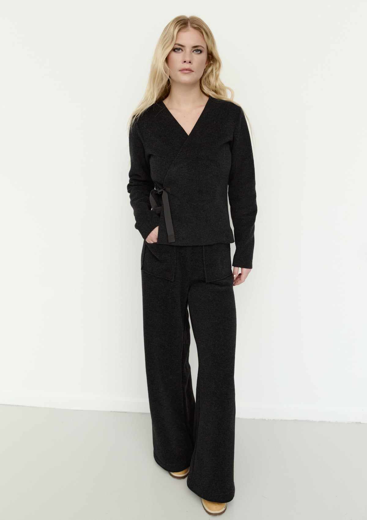 HENRIETTE STEFFENSEN COPENHAGEN FLARE HOSEN - 2125 BUKSER SOFT BLACK 914