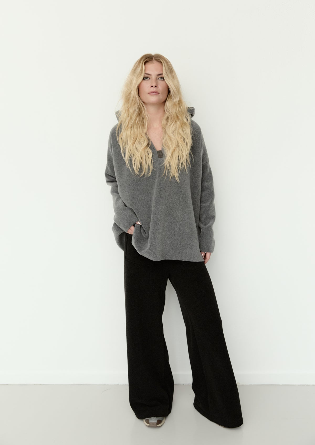 HENRIETTE STEFFENSEN COPENHAGEN KAPUZENPULLOVER - 1413 BLUSER GREY 905