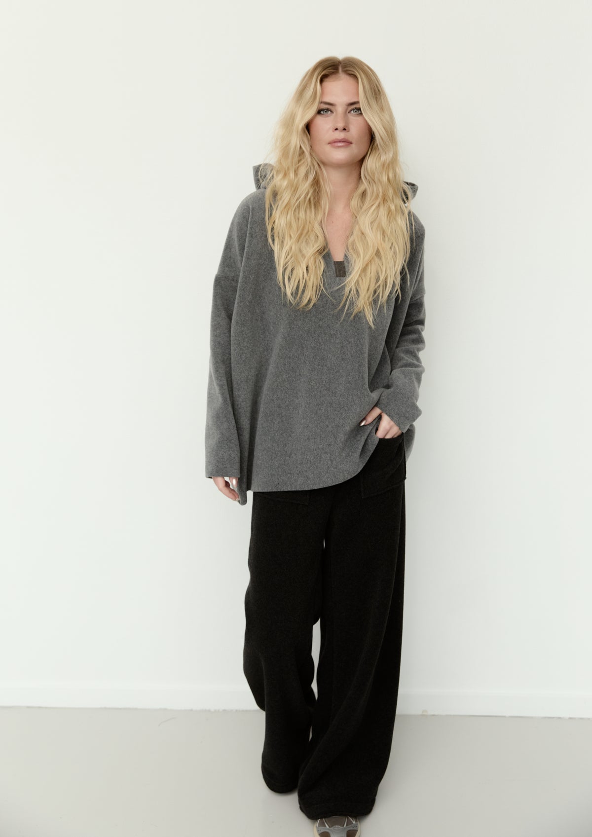 HENRIETTE STEFFENSEN COPENHAGEN KAPUZENPULLOVER - 1413 BLUSER GREY 905